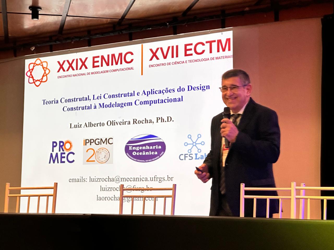 Prof. Luiz Alberto Oliveira Rocha ministrando palestra no ENMC 2026