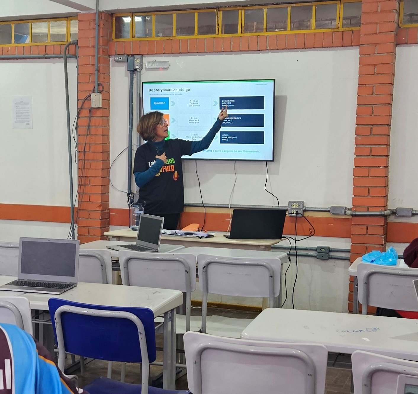 Bolsistas auxiliam na oficina de Matemática e programação