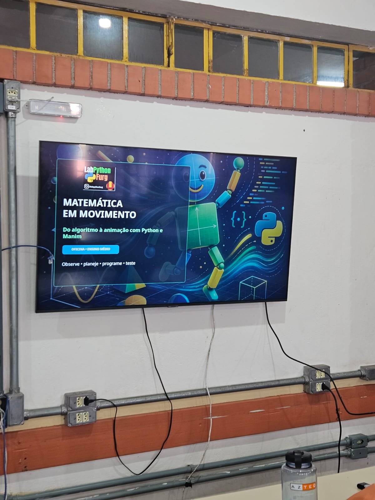 Estudantes durante atividade prática de programação